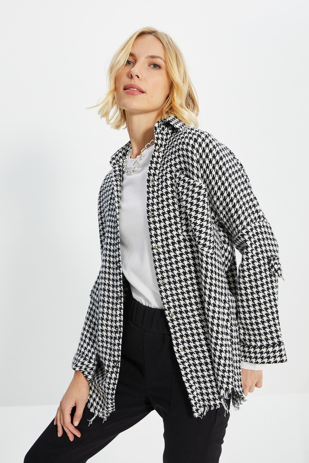 Trendyolmilla  Siyah Kazayağı Desenli Etek Ucu Pis Bitiş Dokuma Ceket Gömlek TWOAW20GO0159