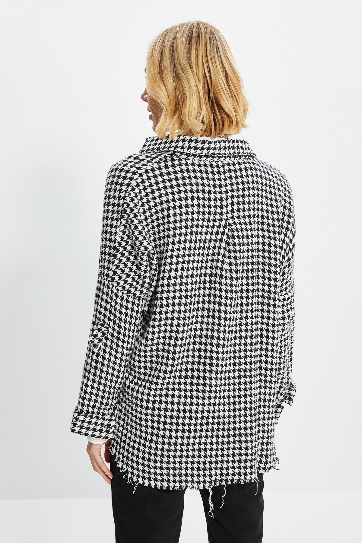 Trendyolmilla  Siyah Kazayağı Desenli Etek Ucu Pis Bitiş Dokuma Ceket Gömlek TWOAW20GO0159 - Görsel 5