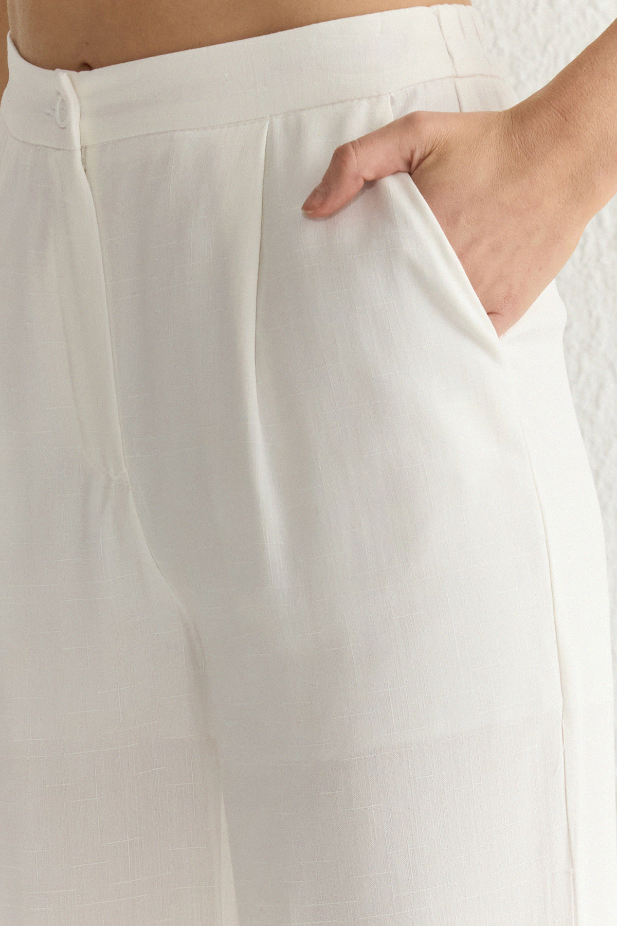 Trendyolmilla  Beyaz Keten Görünümlü Wide Leg/Geniş Paça Dokuma Pantolon TWOSS25PL00020 - Görsel 3