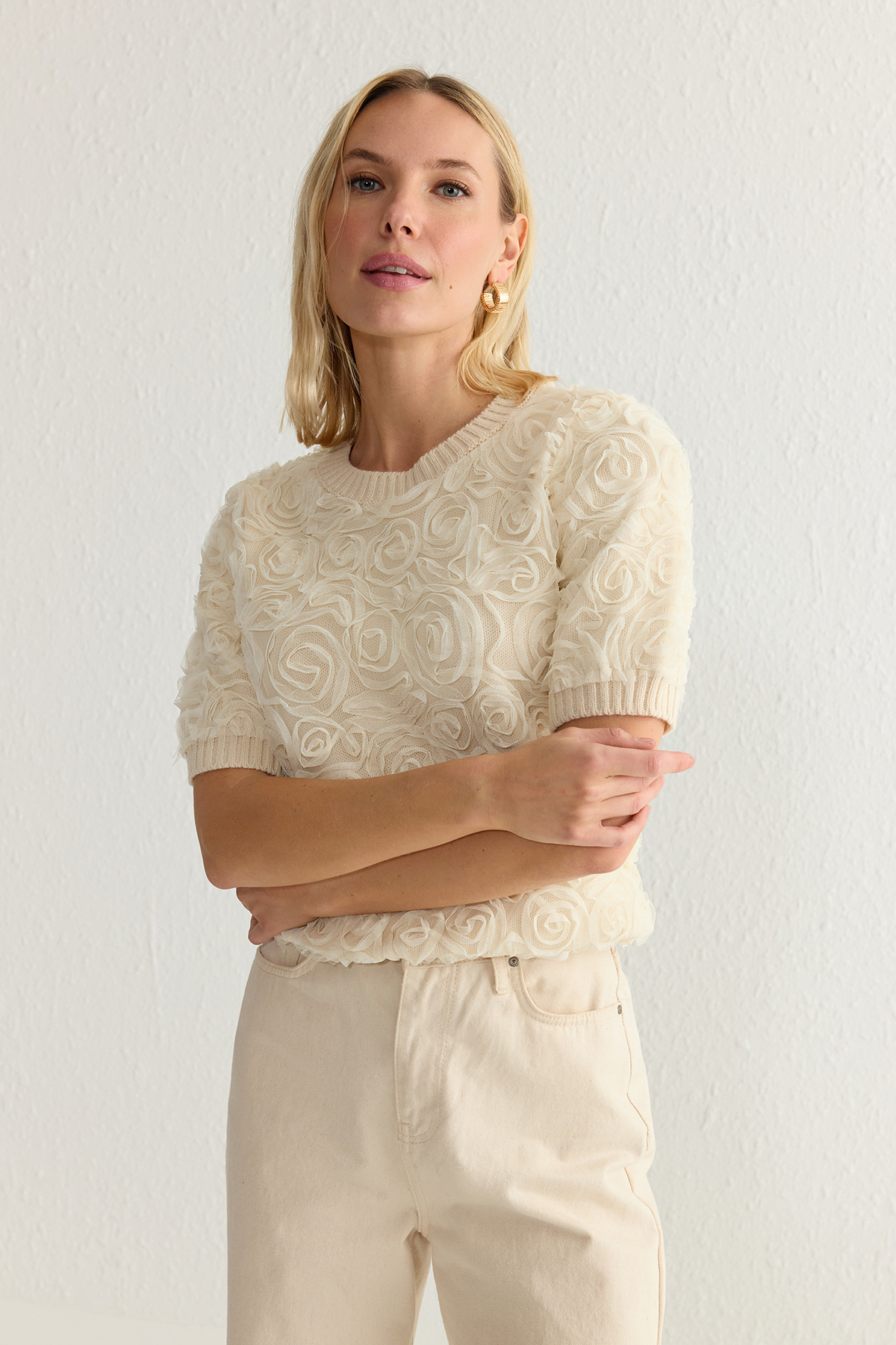 Trendyolmilla  Ekru Tül Gül Desenli Triko Orta Bluz TWOAW25BZ00321 - Görsel 5