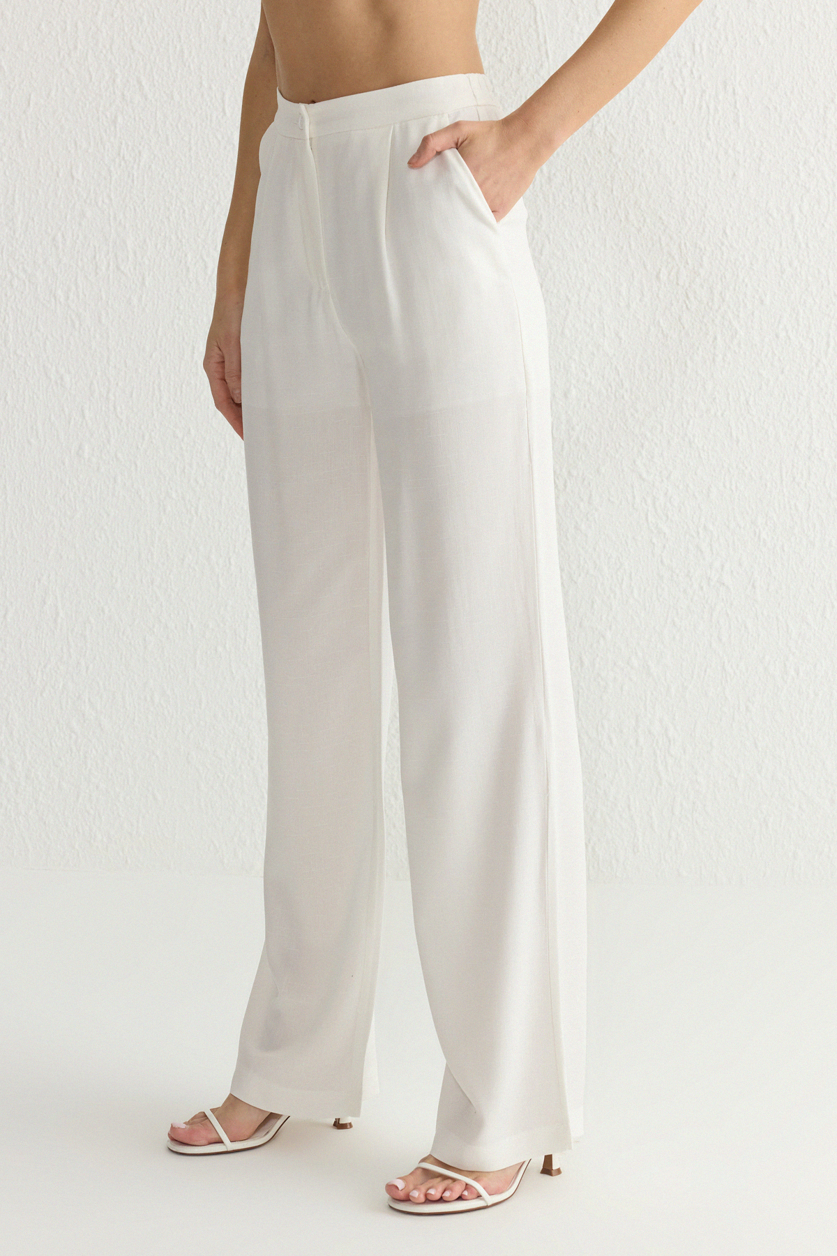 Trendyolmilla  Beyaz Keten Görünümlü Wide Leg/Geniş Paça Dokuma Pantolon TWOSS25PL00020 - Görsel 4