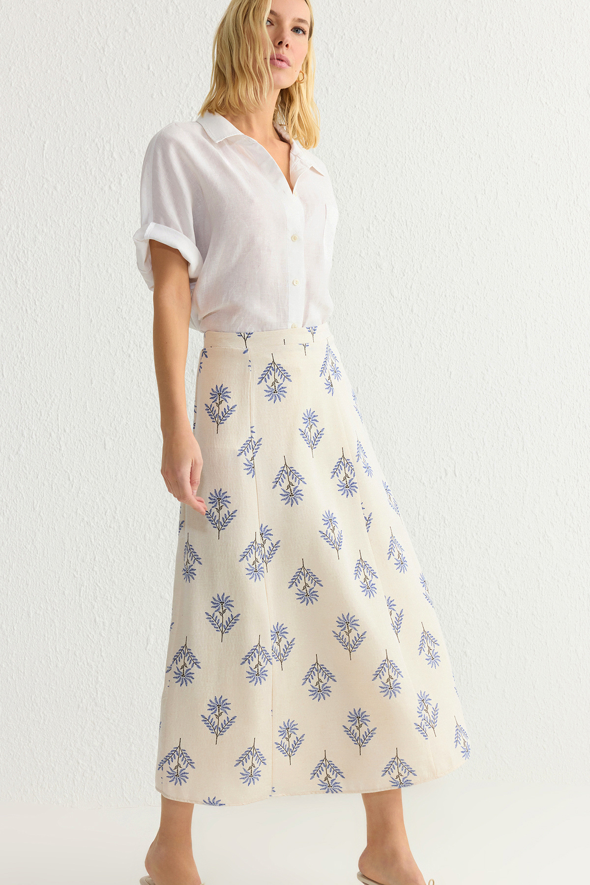 Trendyolmilla  Mavi Çiçek Desenli A-Line Midi Boy Dokuma Keten Karışımlı Etek TWOSS24ET00105 - Görsel 2