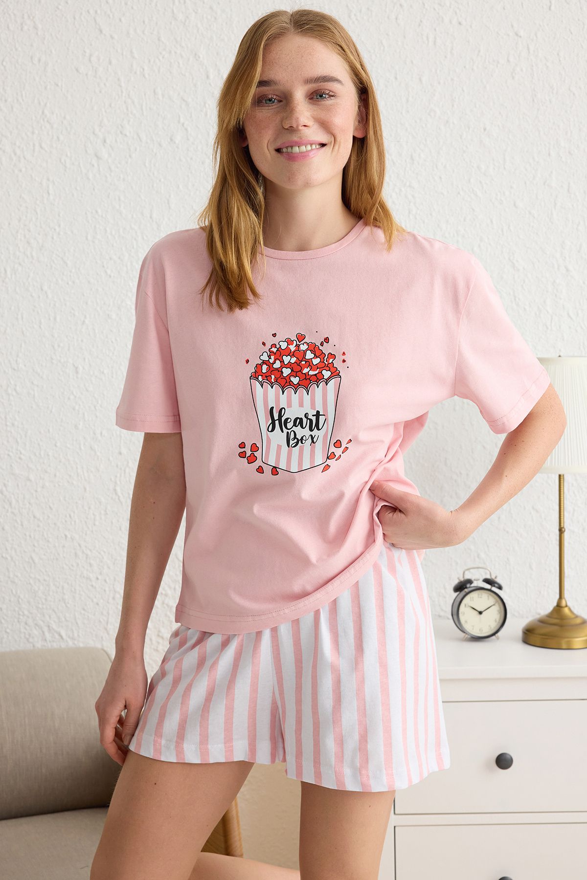 Trendyol Collection Rosa gestricktes Pyjama-Set aus 100 % Baumwolle mit Herz-Streifen und Shorts THMSS25PT00080