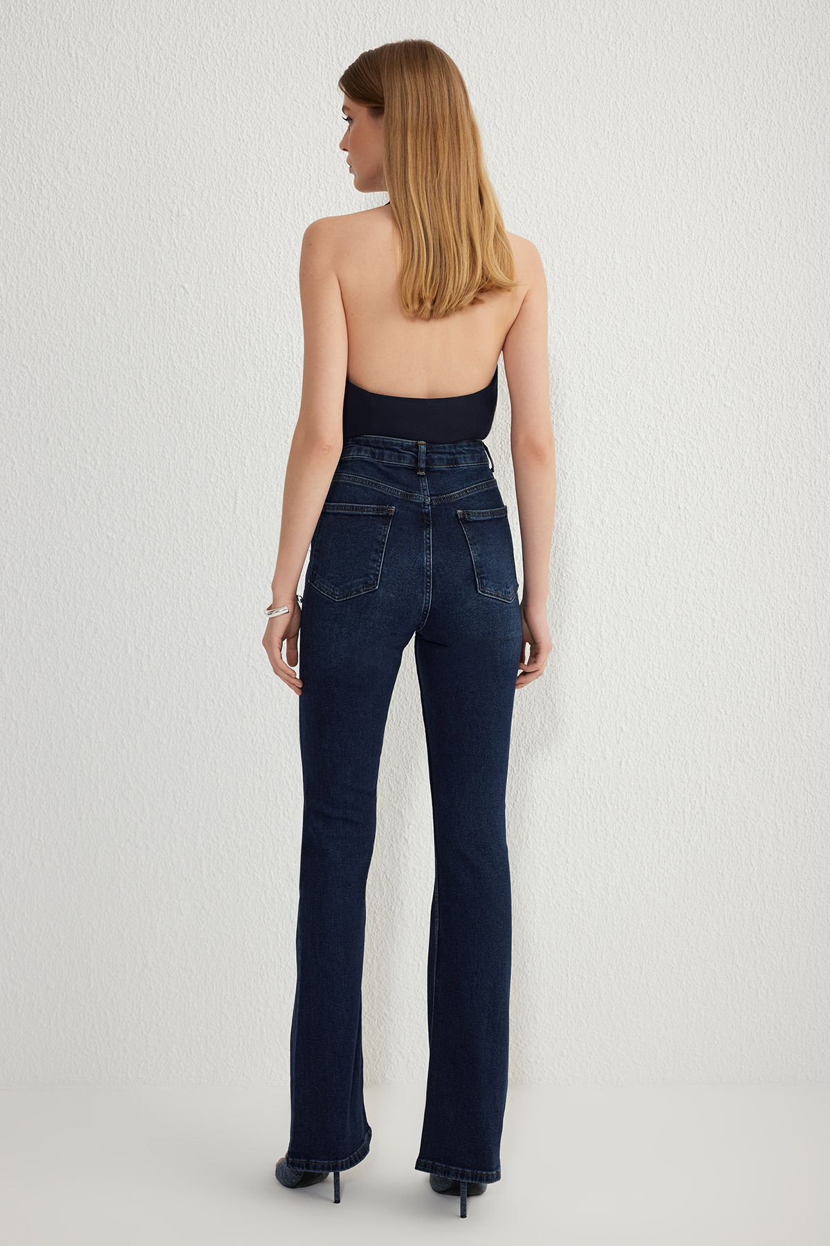 Trendyolmilla  Koyu Mavi Yüksek Bel Orta Esnek Flare İspanyol Paça Jeans TWOSS25JE00109 - Görsel 5