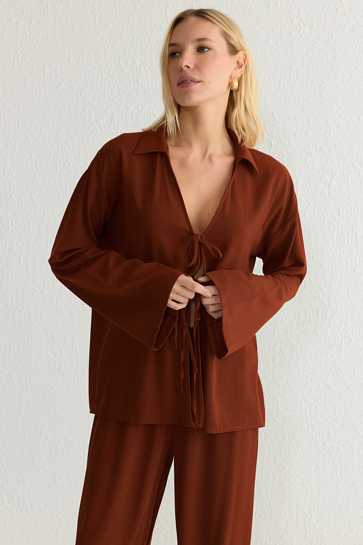 Trendyolmilla  Kiremit Oversize Önü Bağlamalı Bluz Ve Geniş Paça Pantolon Dokuma Alt-Üst Takım TWOSS25AU00035 - Görsel 2