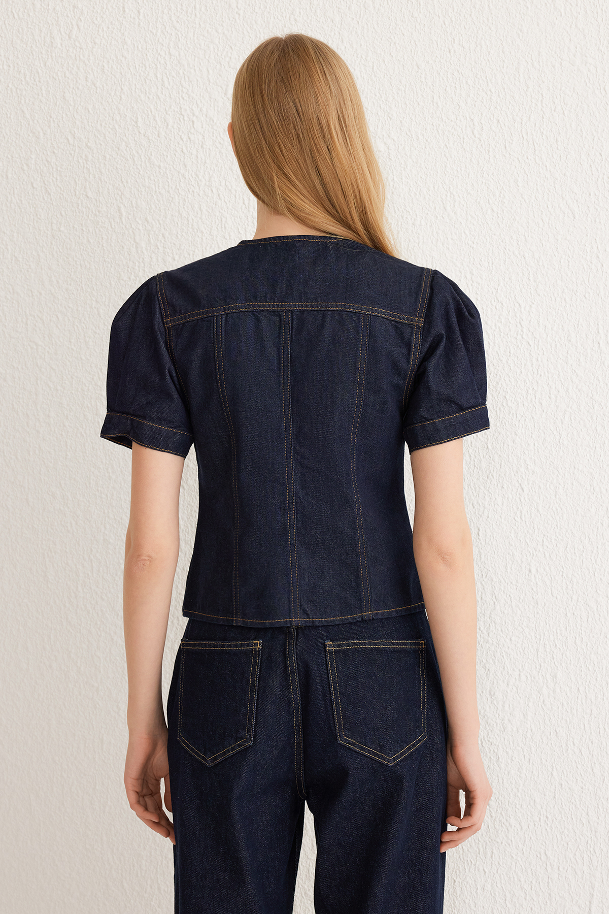 Trendyolmilla  Koyu Mavi Kısa Balon Kollu V Yaka Denim Bluz TWOSS25BZ00000 - Görsel 5