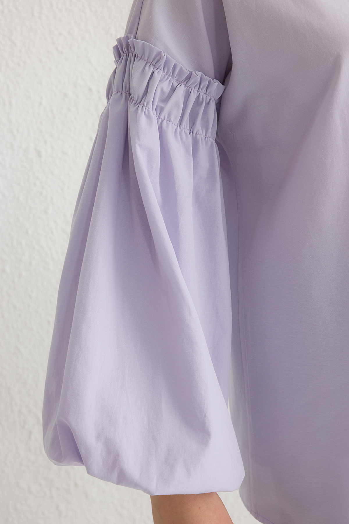 Trendyol Modest-Fliederfarbenes, gewebtes Baumwollhemd mit Ballonärmeln TCTSS24TG00048 2