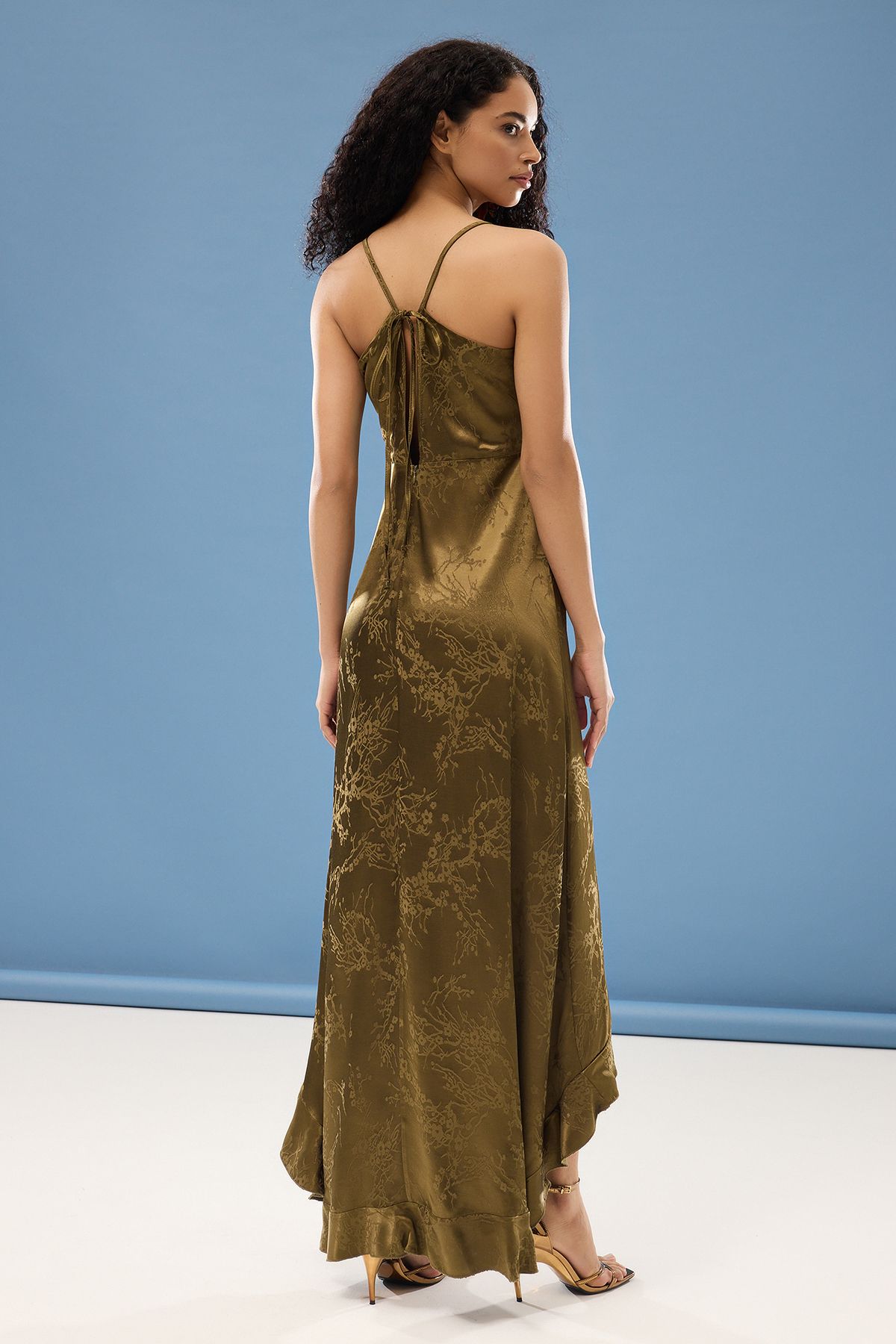 Trendyol Collection-Khaki-Satin-Weberei – V-Ausschnitt, A-Ausschnitt, langes, stilvolles Abendkleid und Heimkehrkleid TPRSS25AE00012 5