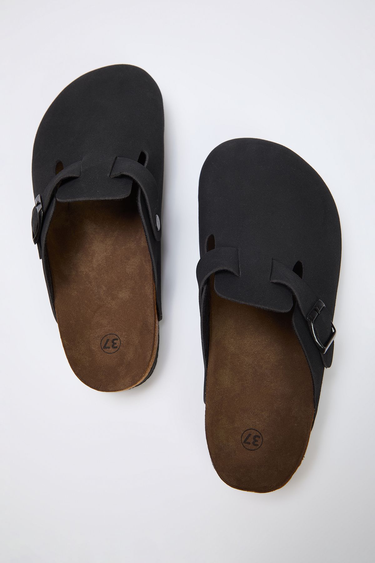 TRENDYOL SHOES Fekete lapos női Sabo papucs TAKSS25TE00001