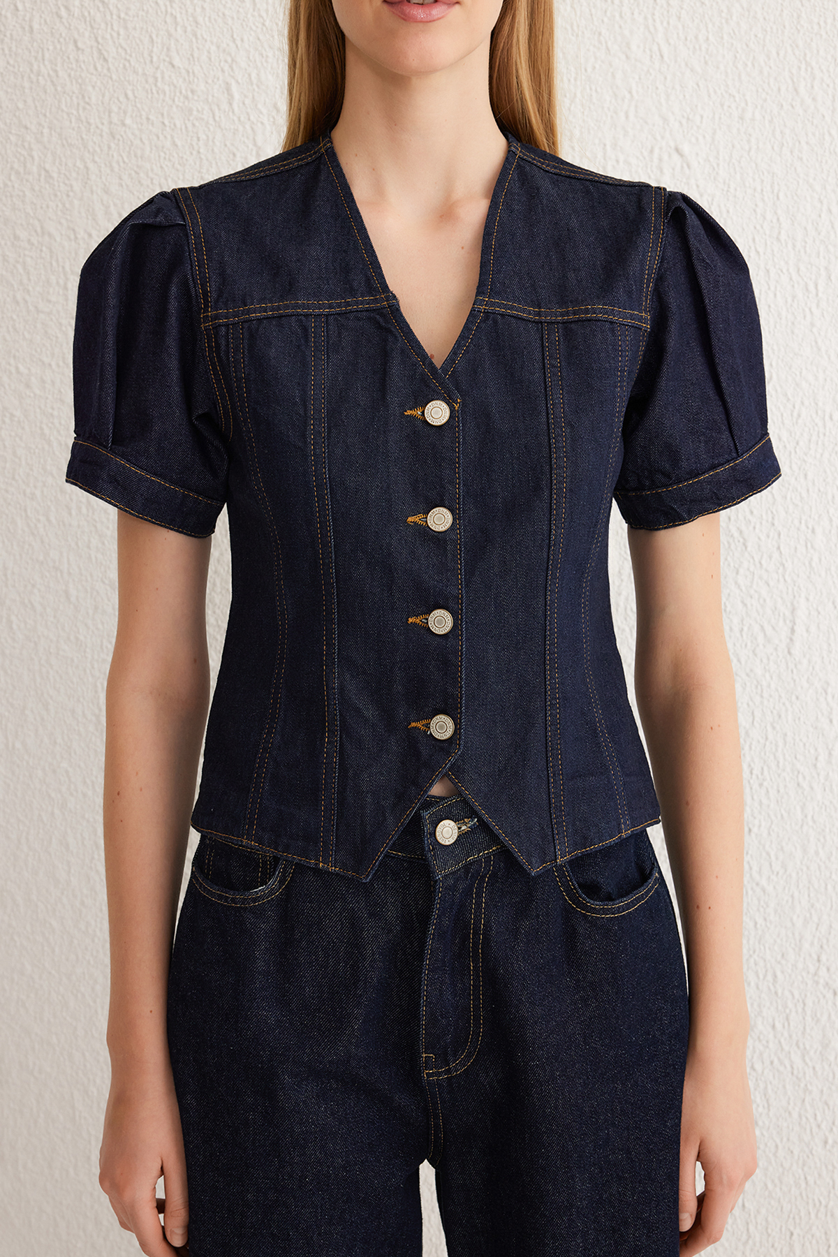 Trendyolmilla  Koyu Mavi Kısa Balon Kollu V Yaka Denim Bluz TWOSS25BZ00000 - Görsel 3