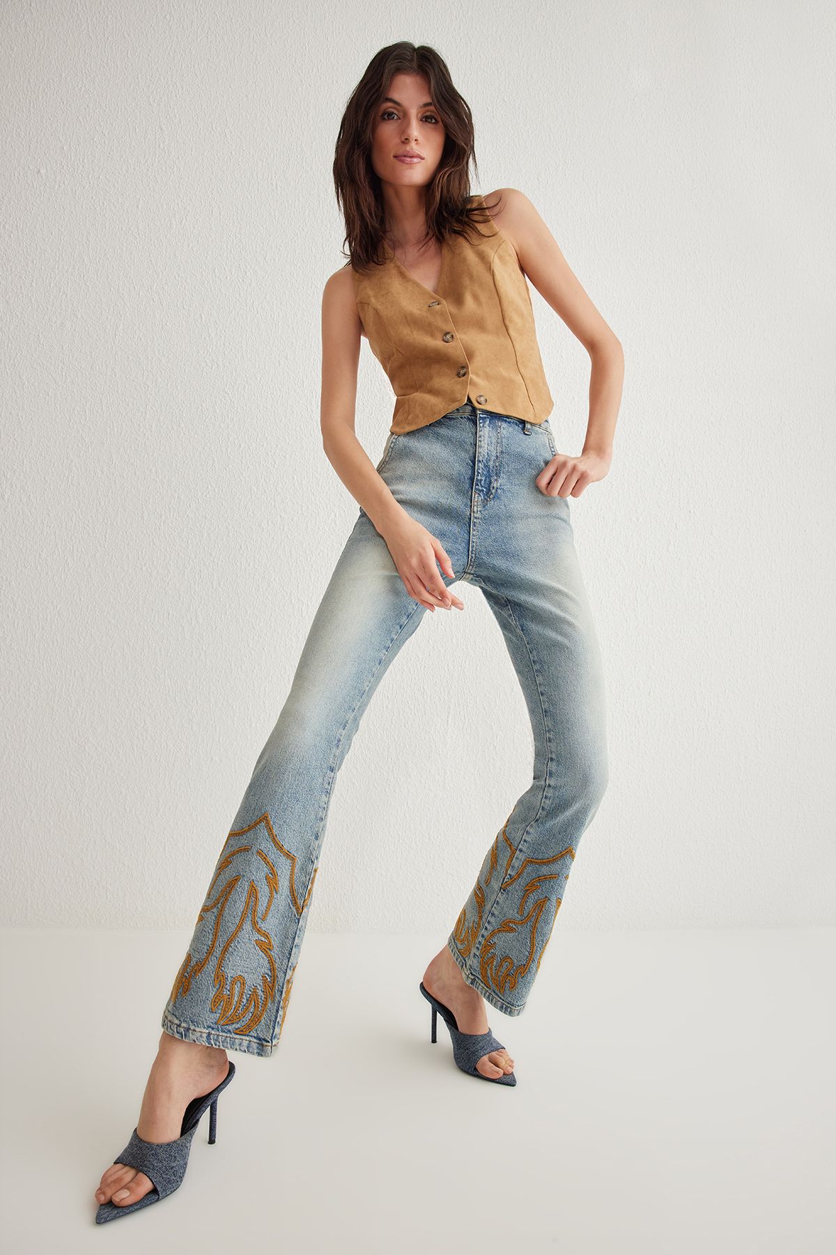 Trendyol Collection-Blugi evazați cu talie înaltă brodați albaștri TWOSS25JE00011 2