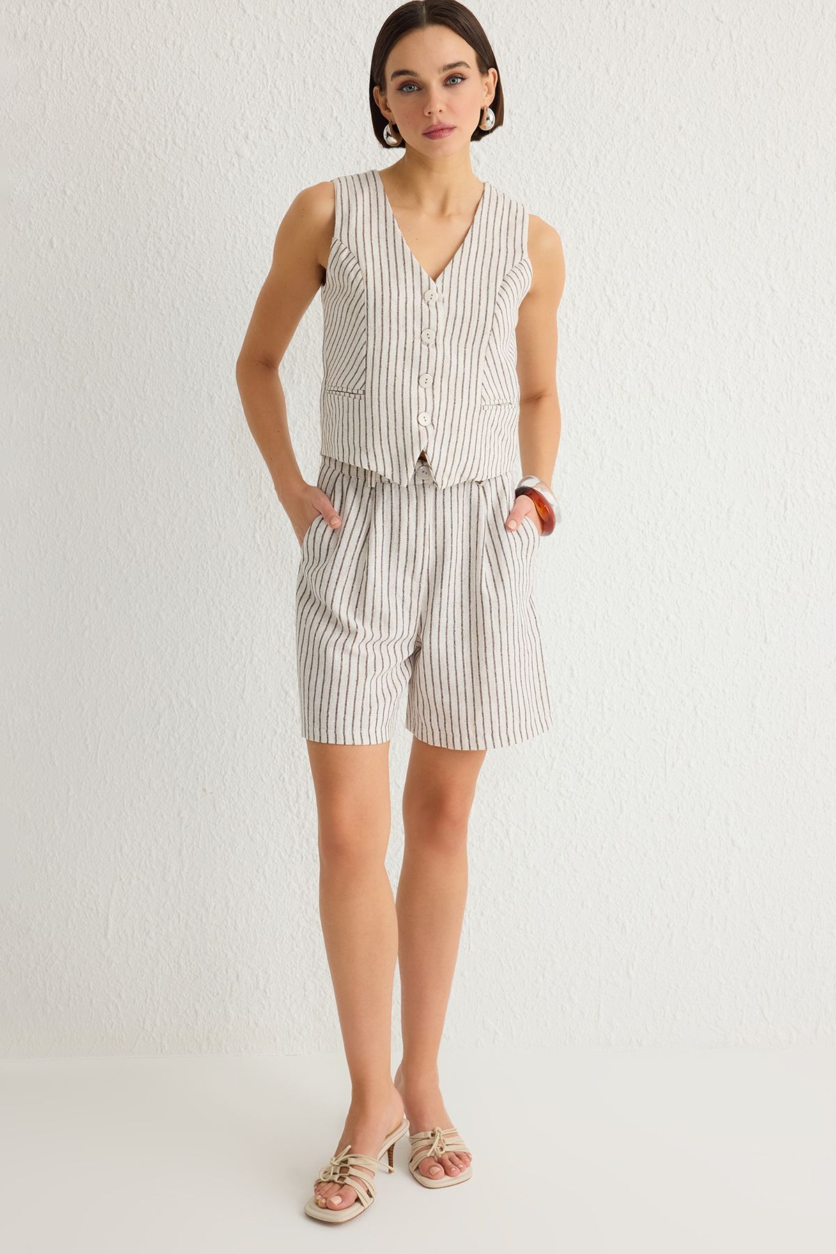 Trendyol Collection Zestaw Kamizelka W Paski Z Dekoltem W Serek I Szorty - Twoss25au00033 Kobieta - 38