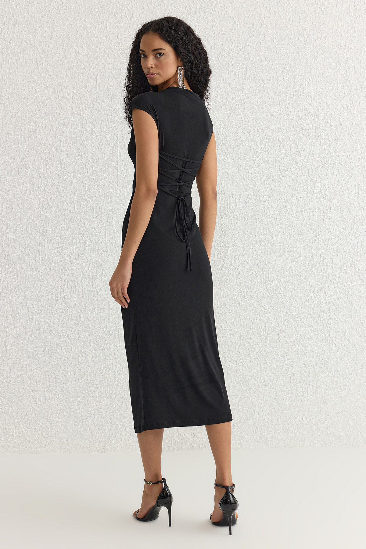 Trendyolmilla  Siyah Vücuda Oturan Arkası Ayarlanabilir Bağçıklı Astarlı Örme Elbise TPRSS25EL00137 - Görsel 5