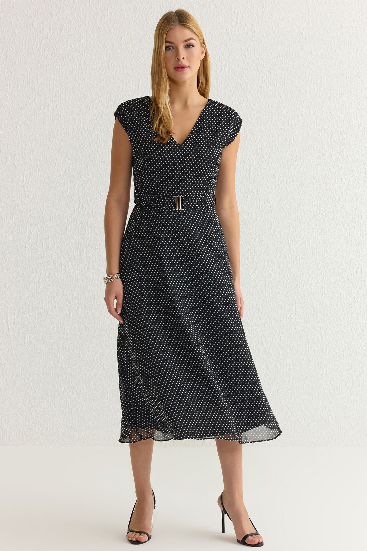 Trendyol Collection-Schwarzes, gewebtes Midikleid mit Polka Dot Print und V-Ausschnitt in A-Linie mit Gürtel TWOSS25EL00135 1