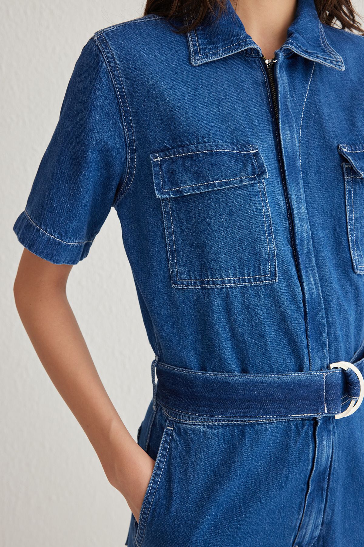 Trendyol Collection-Salopetă albastră din denim cu mânecă scurtă, cu buzunar, cu centură TWOSS25TU00003 4
