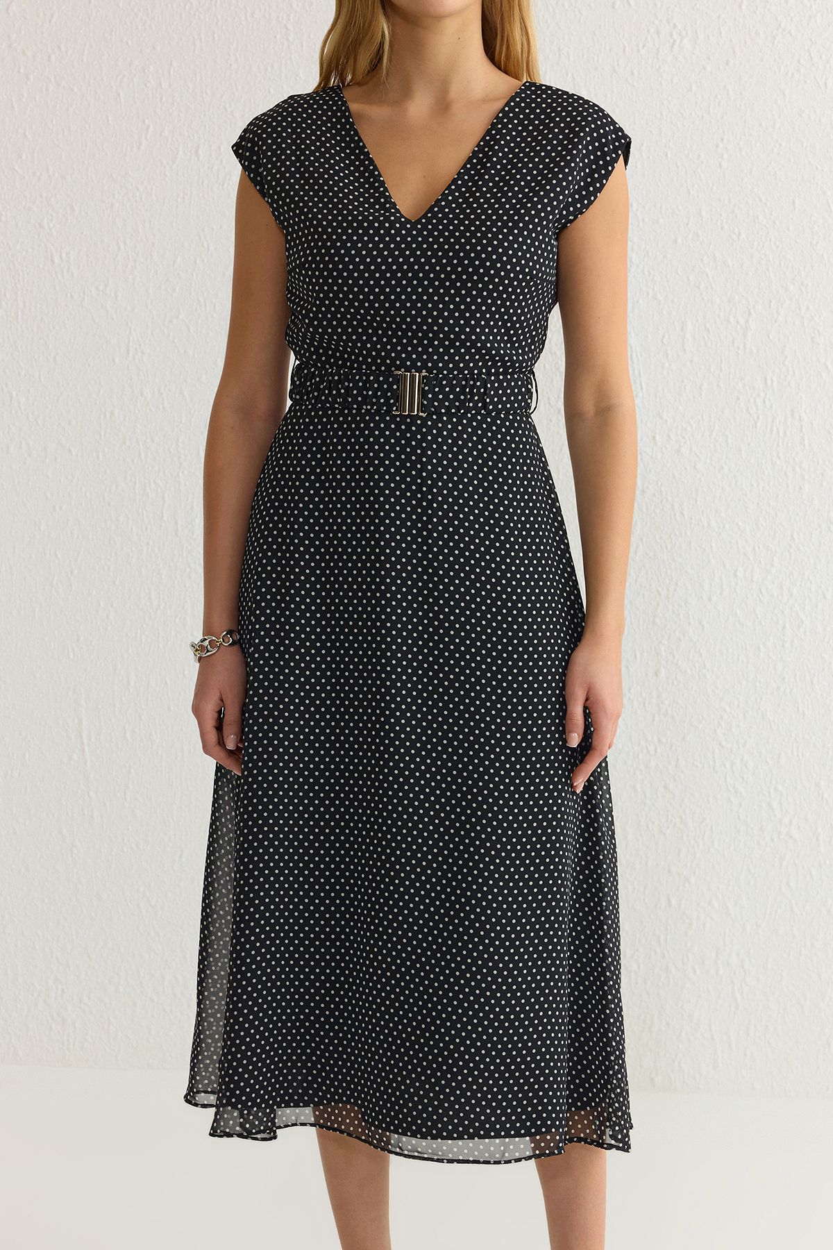 Trendyol Collection-Schwarzes, gewebtes Midikleid mit Polka Dot Print und V-Ausschnitt in A-Linie mit Gürtel TWOSS25EL00135 4