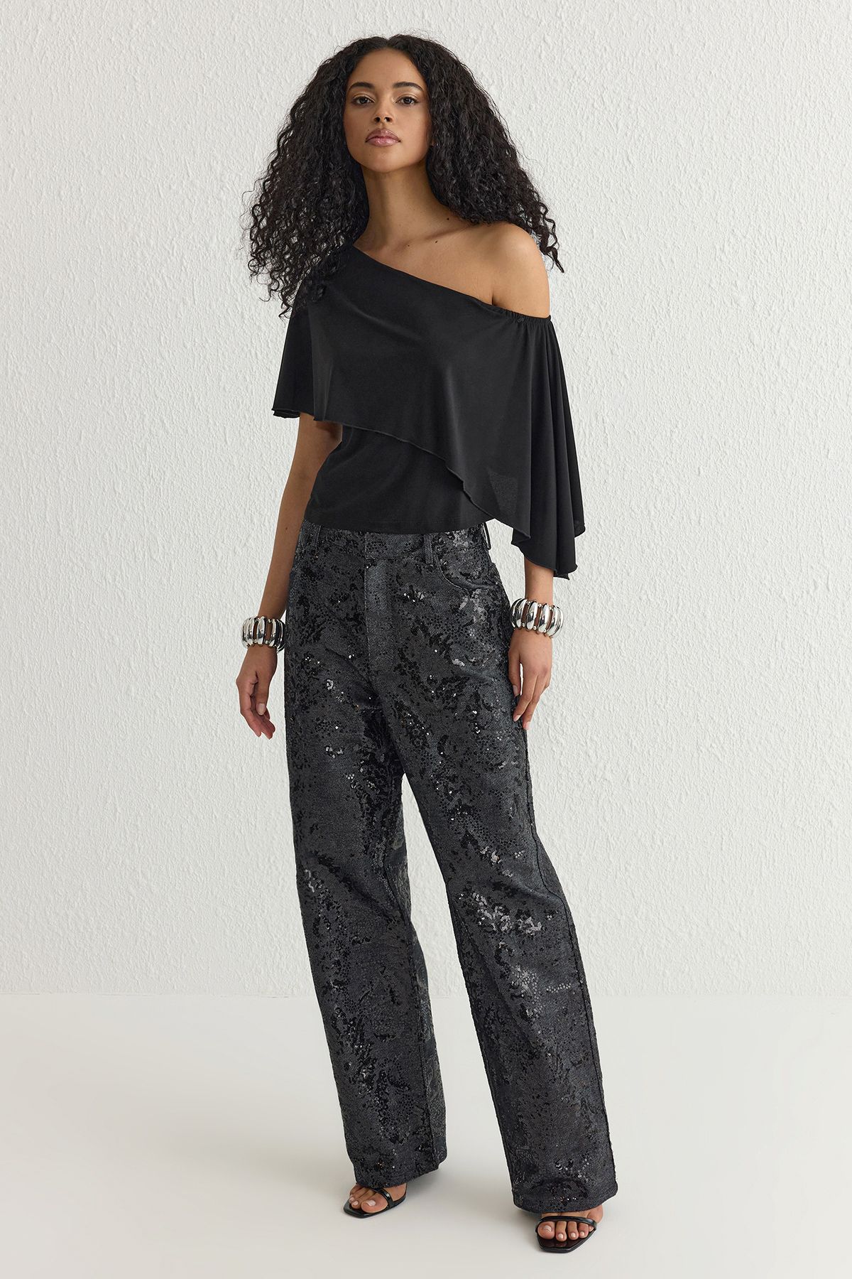 Trendyol Collection Czarna Asymetryczna Bluzka Z Dzianiny Z Kołnierzem Typu Peleryna Tprss25bz00025 Kobieta - 40