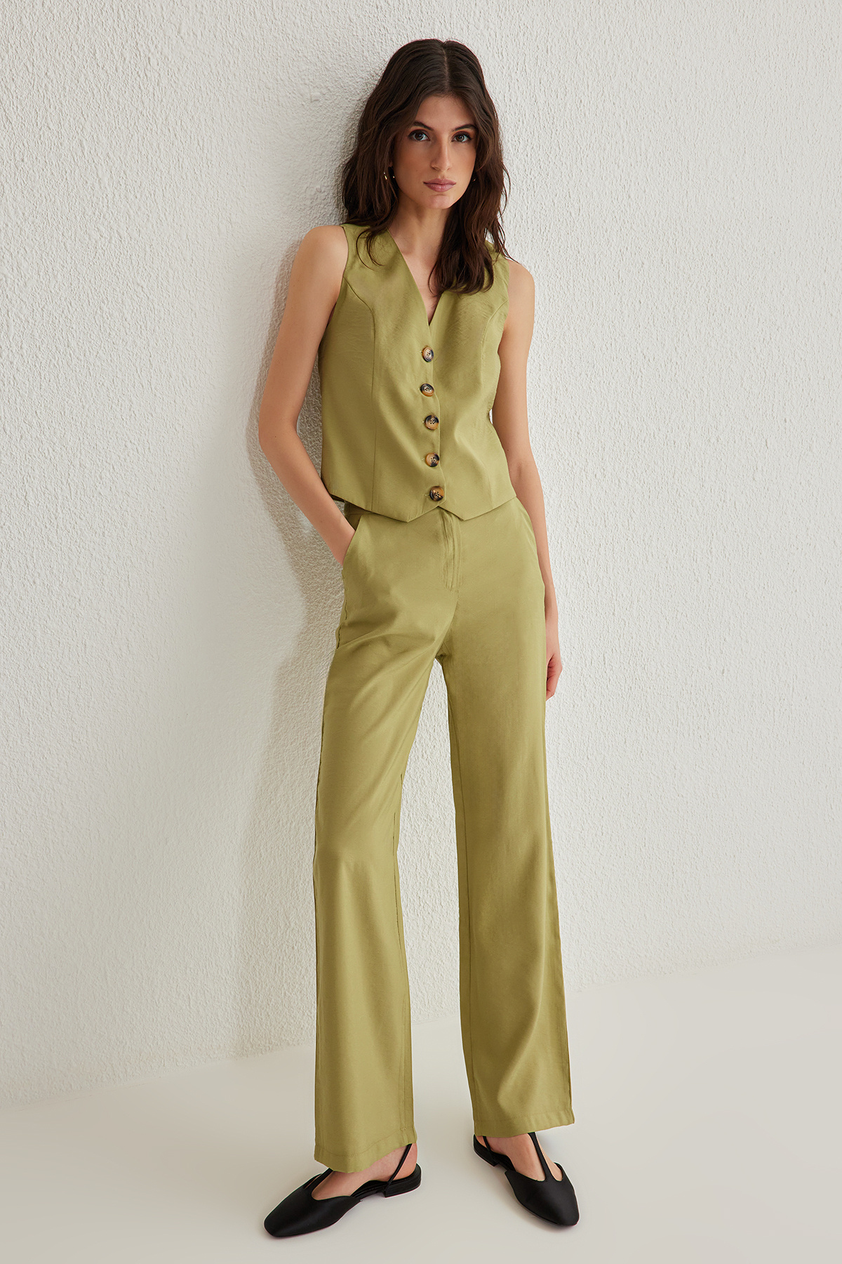 Trendyolmilla  Yağ Yeşil Yumuşak Tuşeli Regular Yelek Geniş Paça Pantolon Dokuma Alt - Üst Takım TWOSS25AU00027 - Görsel 2