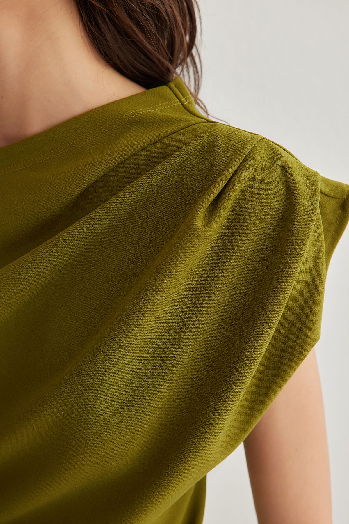 Trendyol Collection-Ölgrüne Strickbluse mit asymmetrischem Ausschnitt und Kordelzug – TWOSS25BZ00024 4