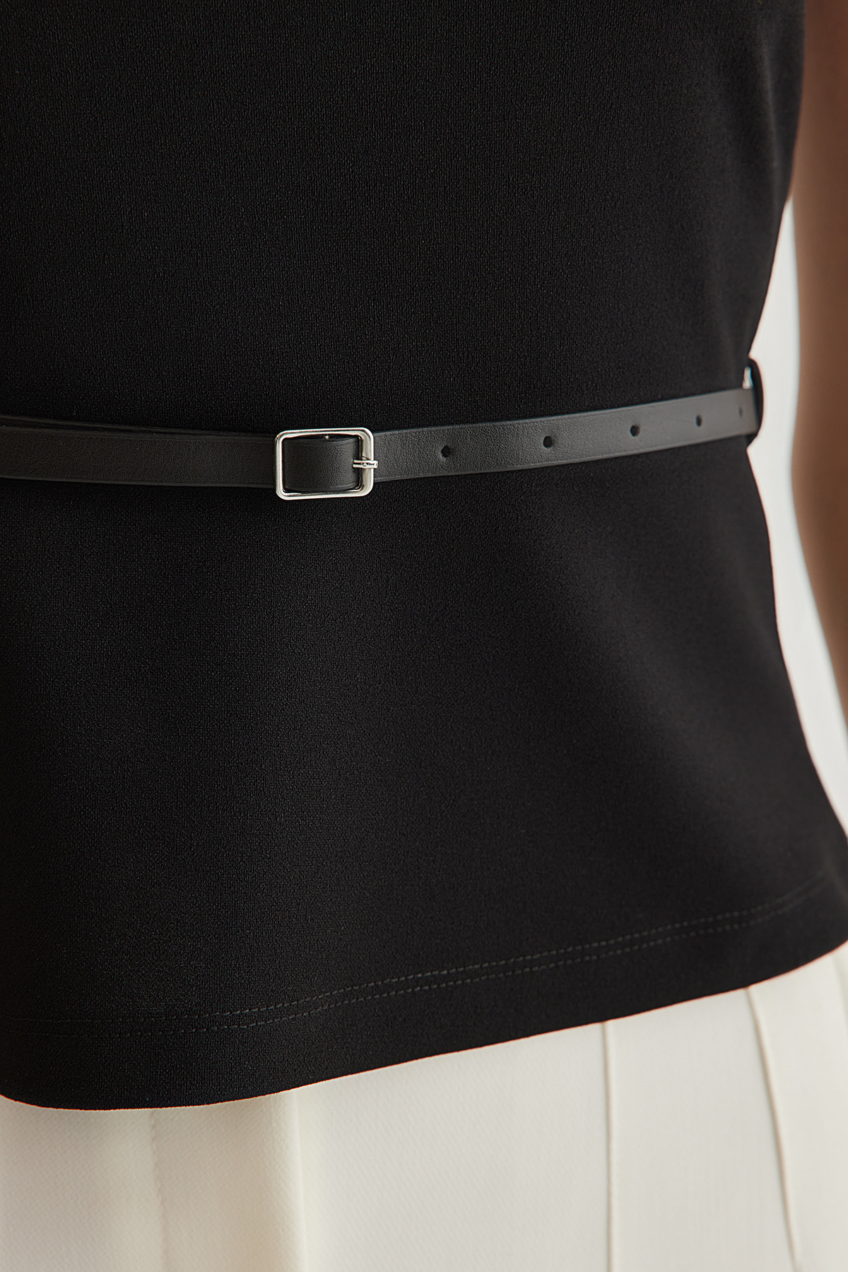 Trendyolmilla  Siyah Kemerli Fitted/Vücuda Oturan Örme Bluz TWOSS25BZ00022 - Görsel 4