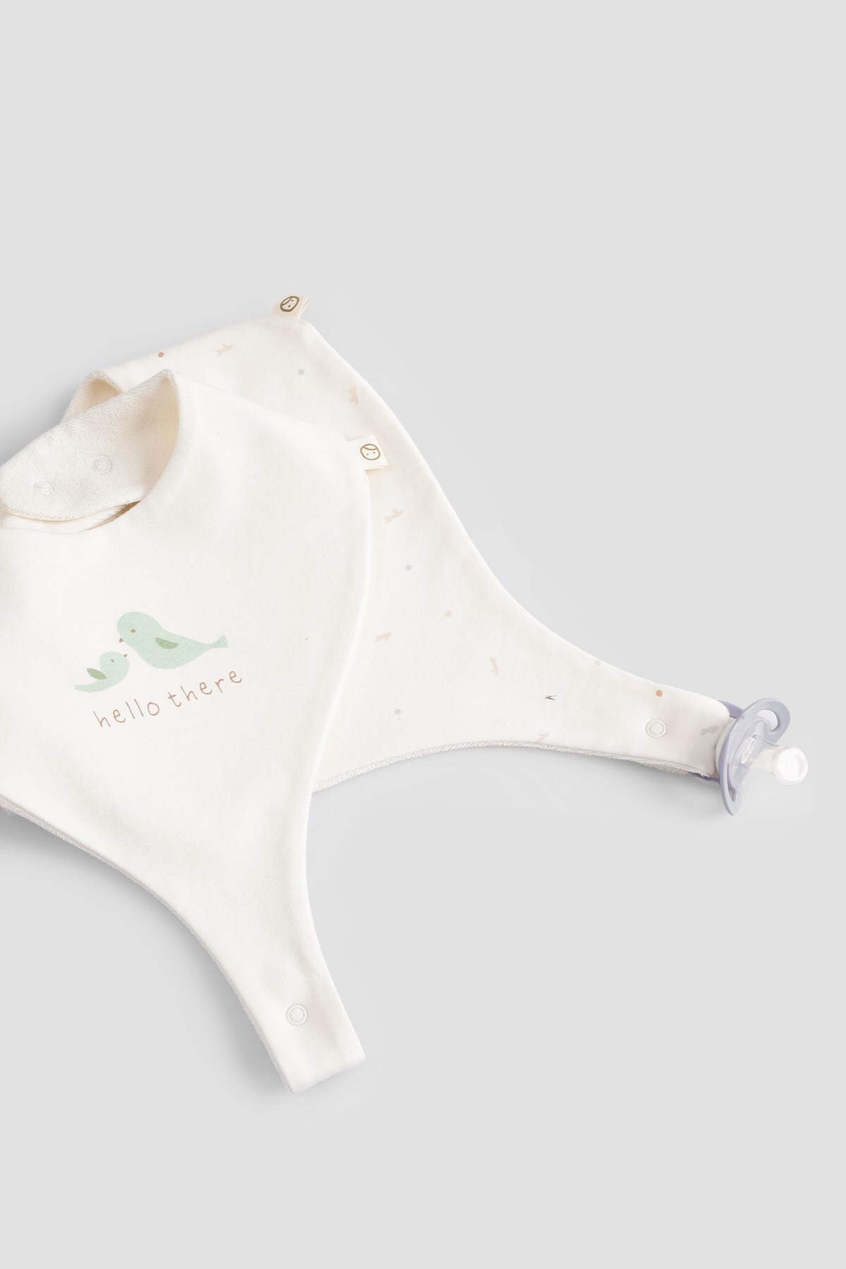 Little Gusto 2'li Organik Pamuk Sıvı Geçirmez Twig Ekru Emzik Tutucu Önlük Seti fotoğrafı 5 (önizleme)