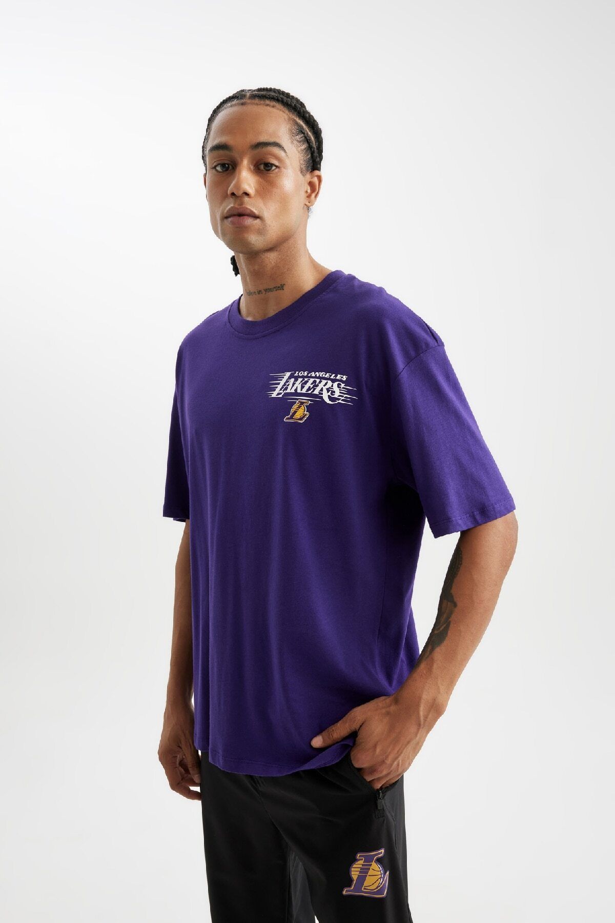 DeFacto-Koszulka męska NBA Los Angeles Lakers w kolorze fioletowym, oversize, z okrągłym dekoltem i nadrukiem na plecach, z krótkim rękawem V0775Az24Au 4