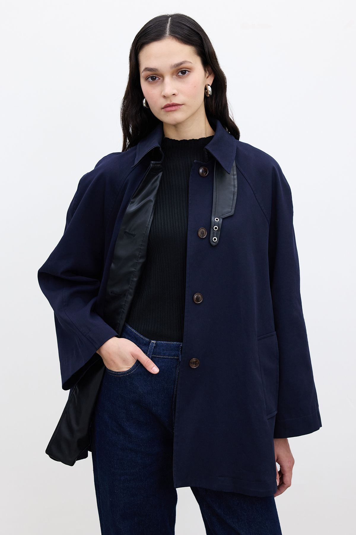 Manuka-Marineblauer Trenchcoat – Cape-Detail 5