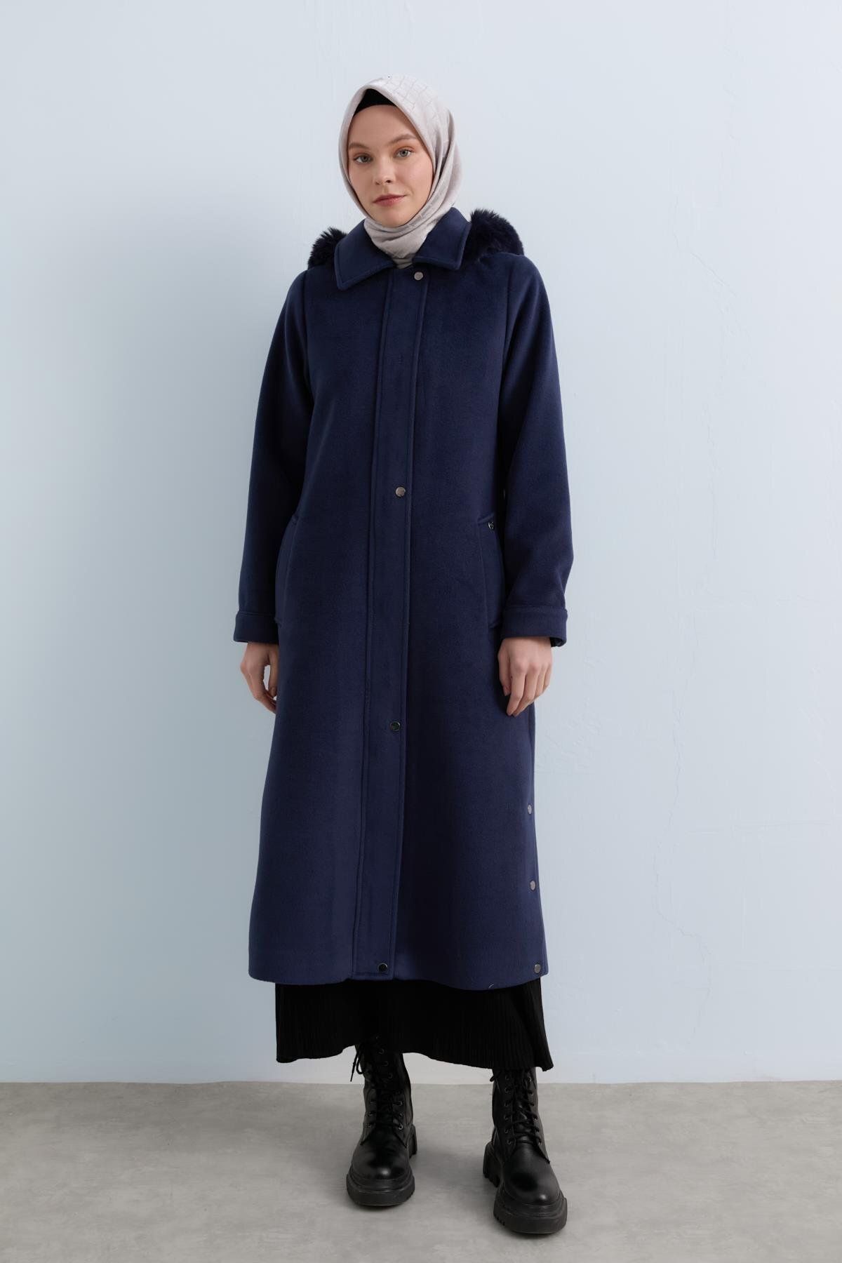 Nihan Kürk Detaylı Seyyar Kapşonlu Kaban İndigo