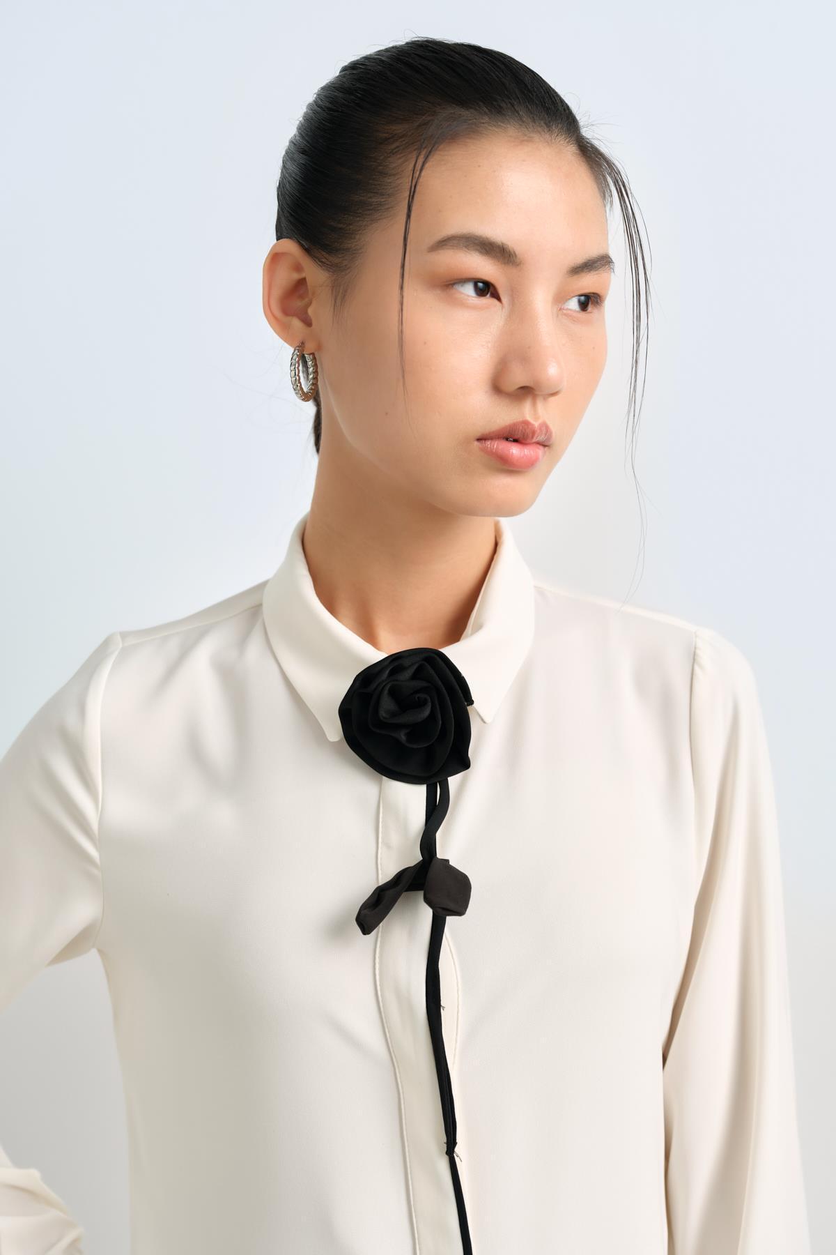 Nihan-Shirt - Ecru Color with Floral Detail on the Collar 2
