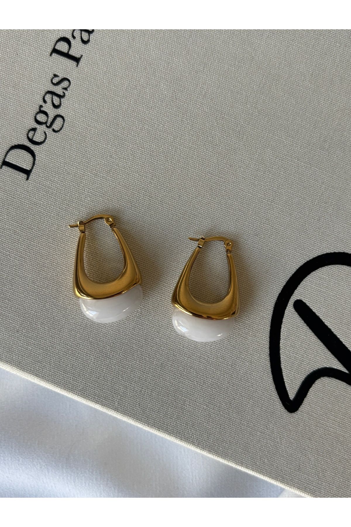 ringbox-Steel Tarnish Gold White Acrylic Earrings 2