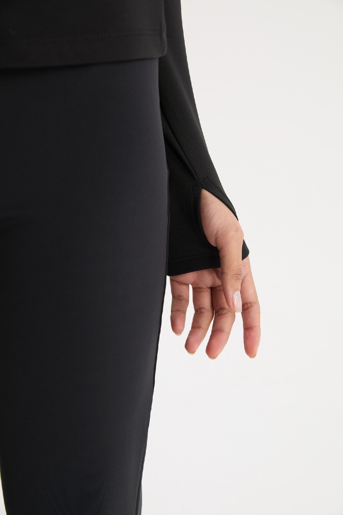DeFacto Fit Standart Fit Basic Düz Dik Yaka Sporcu Uzun Kollu Siyah Tişört B0811ax25sp görsel 7