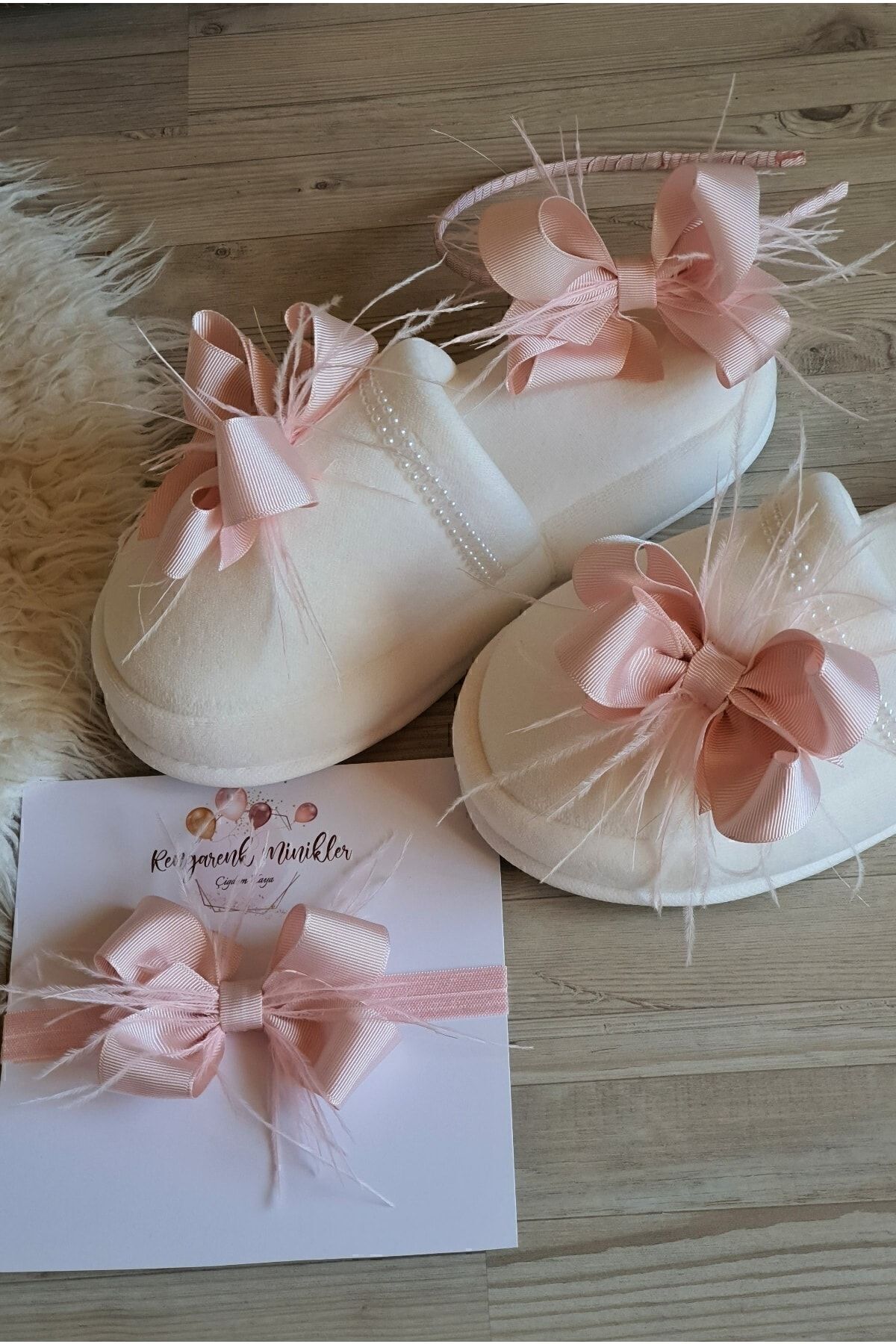 Rengarenk Minikler-Powder Pink Feathered Bow Maternity Crown Slippers And Baby Headband Maternity Set 2