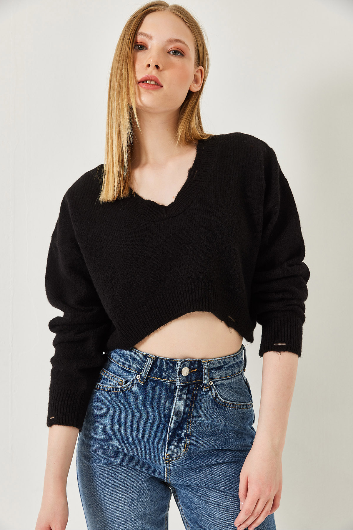LUCCI Textured V-Neck Loose-Fit Crop Knit Top 3