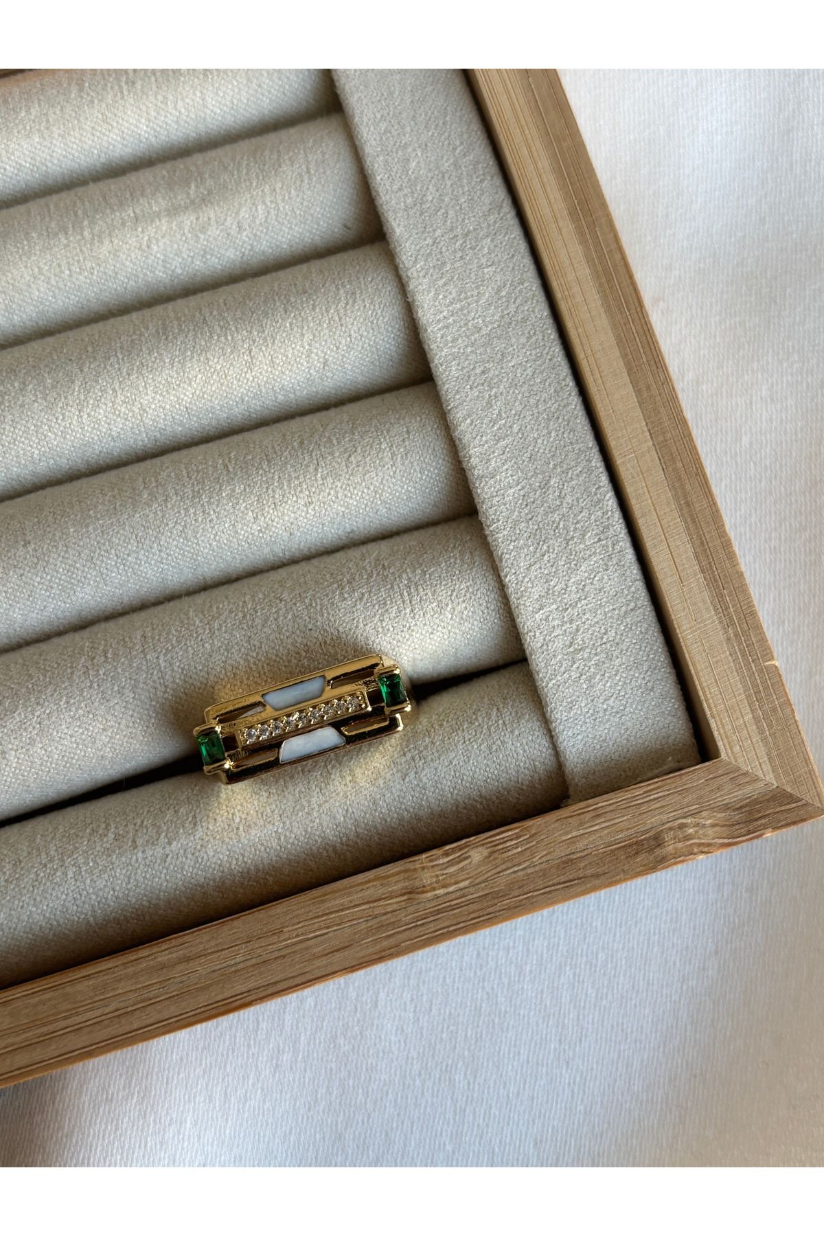 ringbox-Gold Green Stone Detailed Horizontal Ring 2