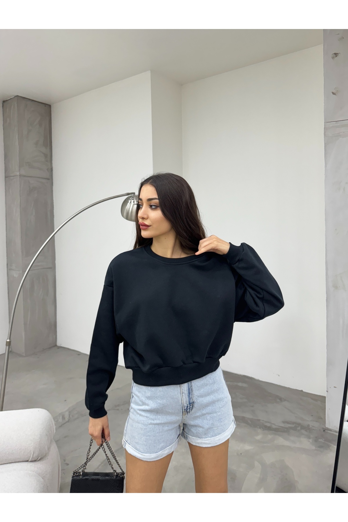 BİKELİFE-Schwarzes, kurzes Oversize-Sweatshirt für Damen 4