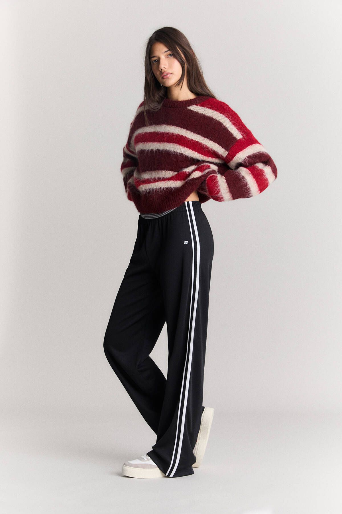 شلوار جاگر با شریط در کناره‌ها راحت و شیک برای استایل روزمره Pull & Bear