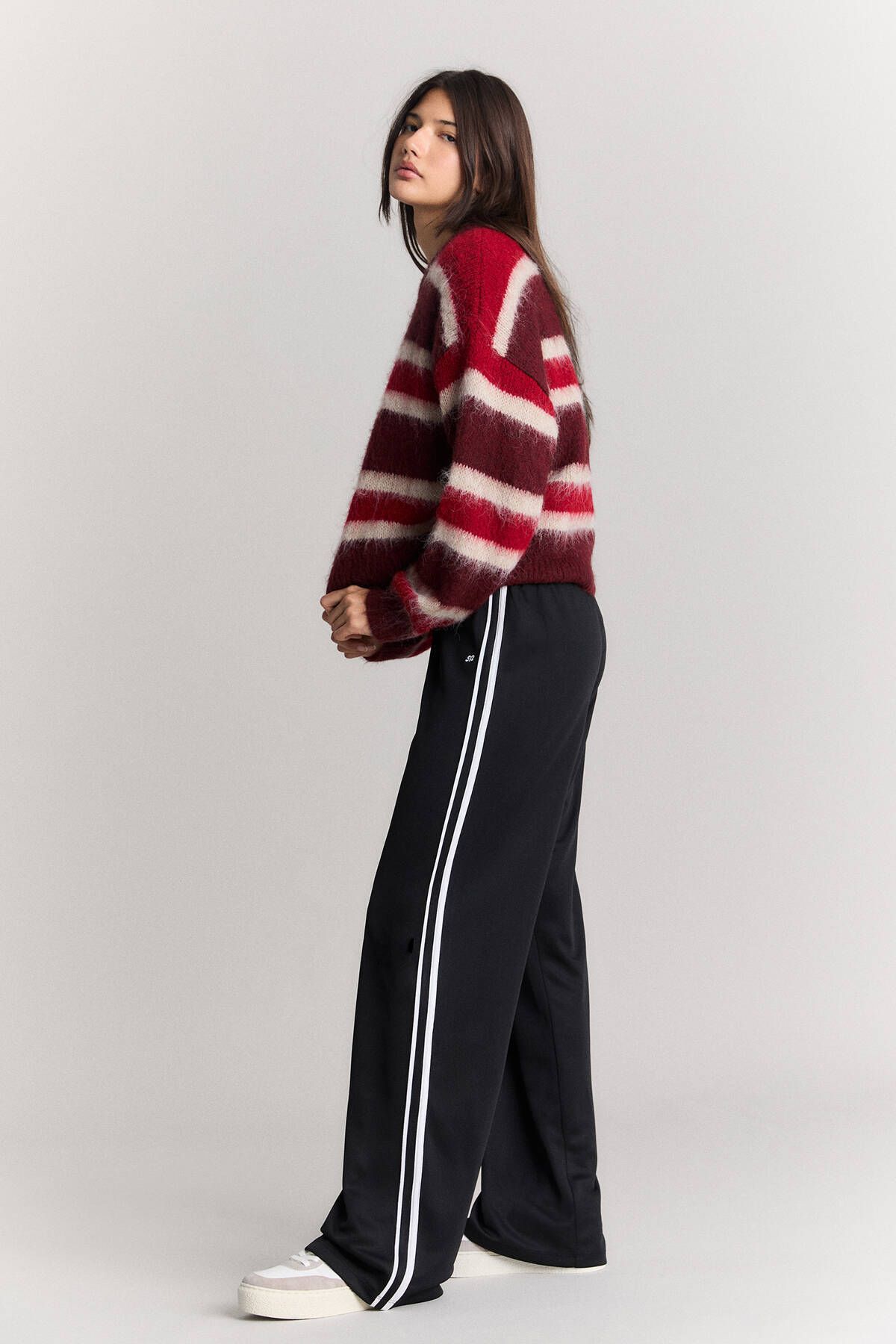 شلوار جاگر با شریط در کناره‌ها راحت و شیک برای استایل روزمره Pull & Bear