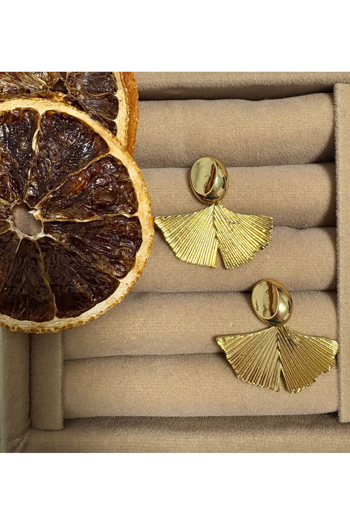 Vitastyle-Gold Color Leaf Detailed Steel Earrings 3