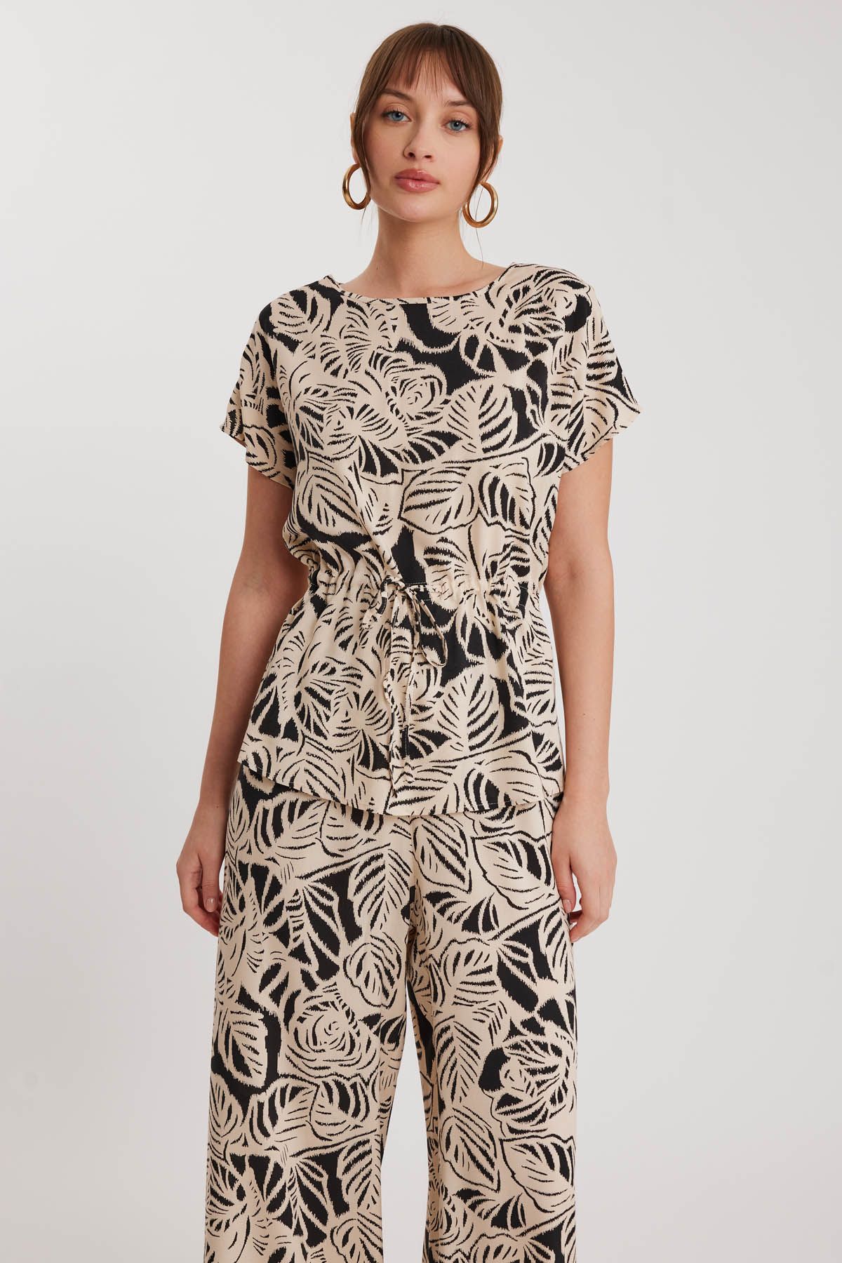 Vitrin-Short Sleeve Blouse with Gathered Waist Pattern 3