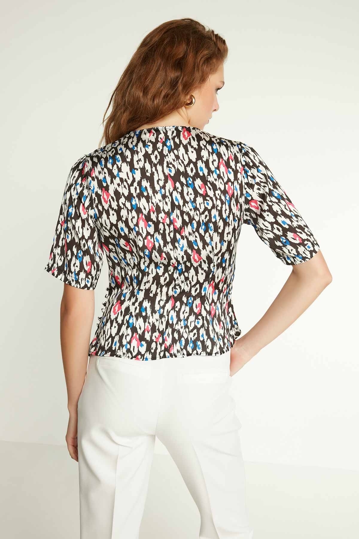 Vitrin-Patterned Wrap Short Sleeve Blouse 4