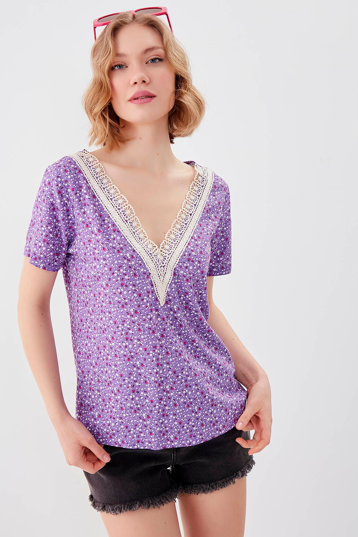 Vitrin-Floral V-Neck Blouse 4