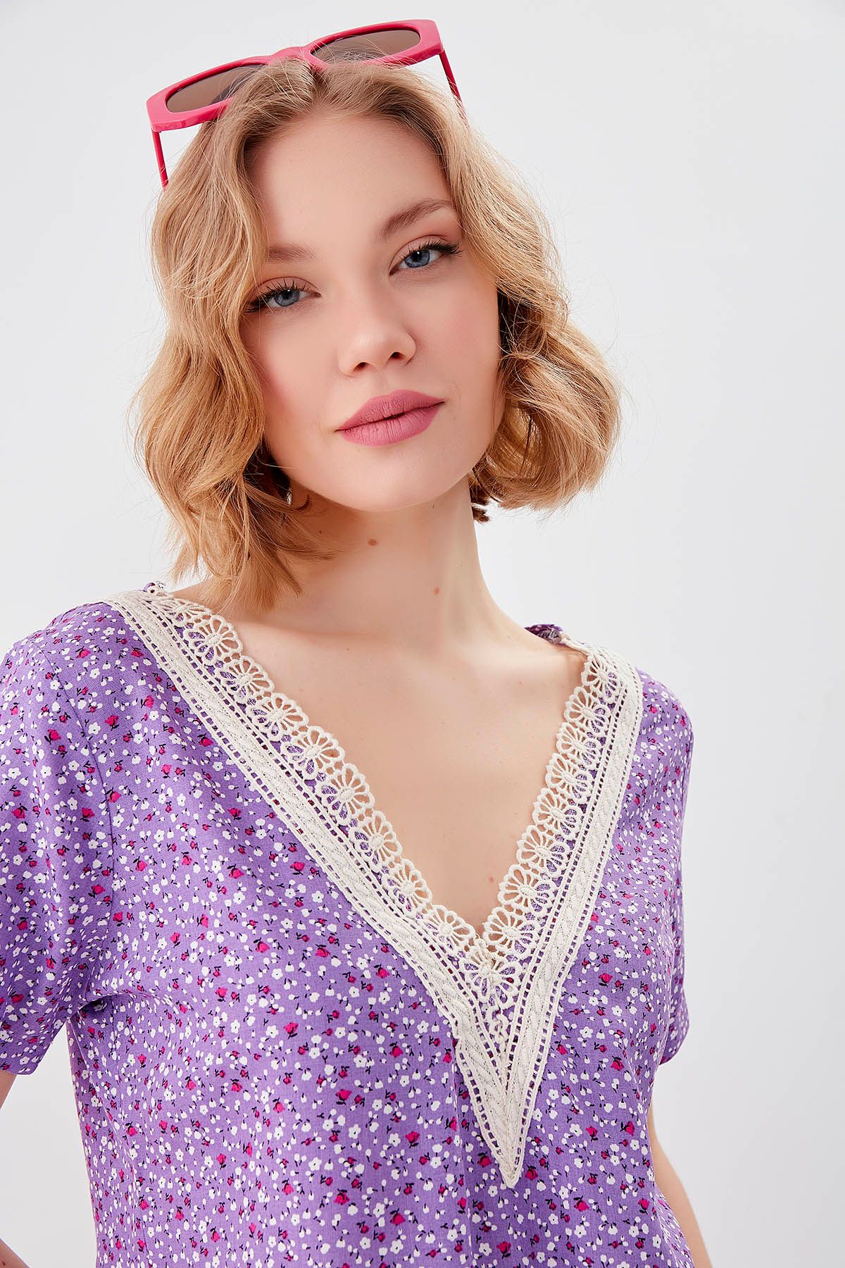 Vitrin-Floral V-Neck Blouse 3