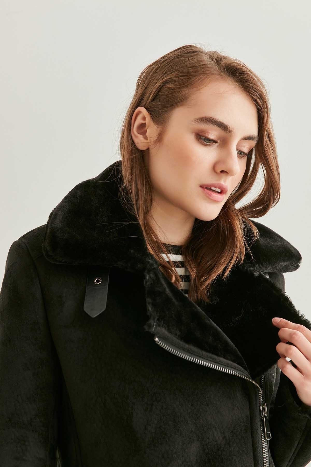 Vitrin-Lange Bikerjacke aus schwarzem Wildleder mit Kunstfelldetails 6
