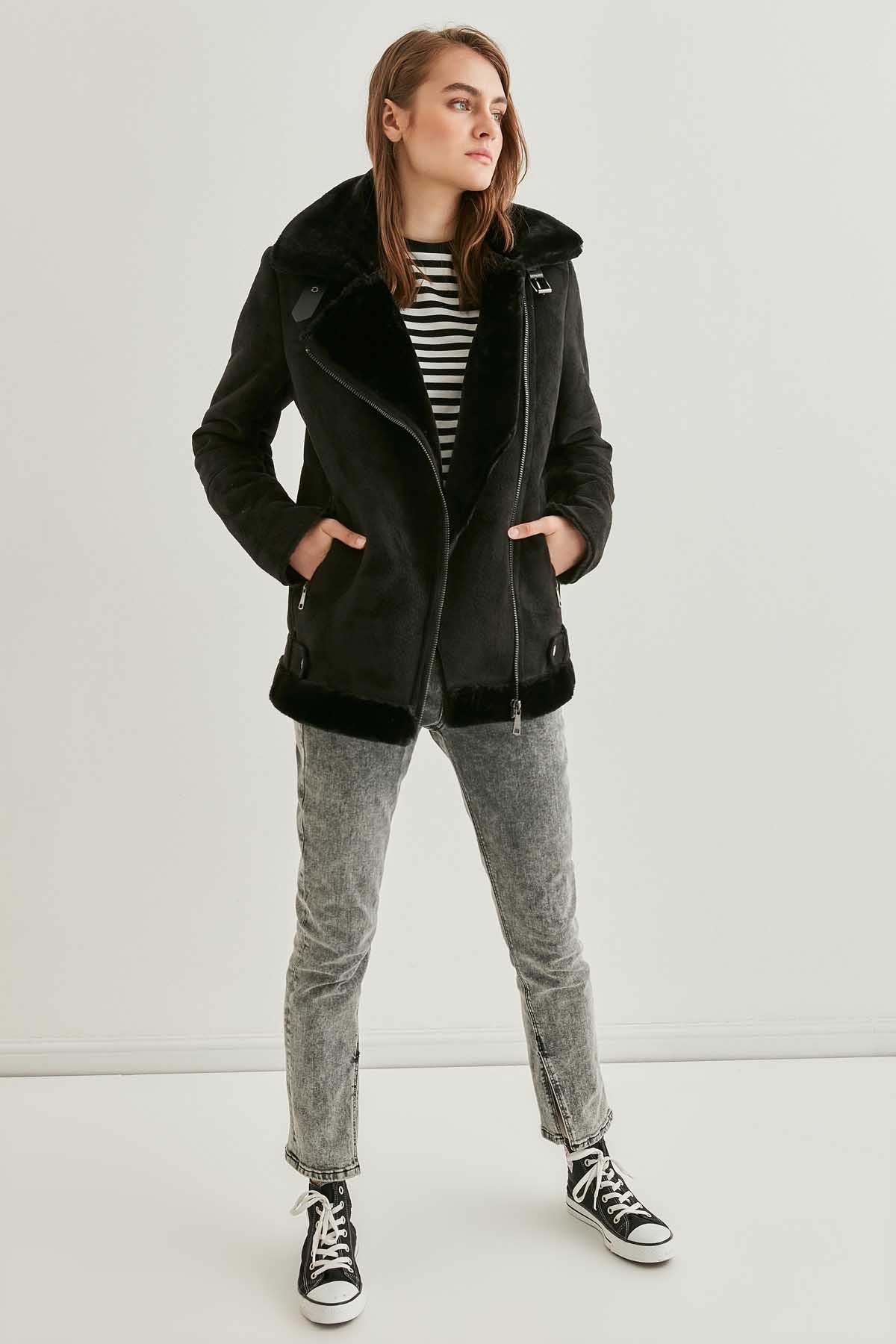 Vitrin-Lange Bikerjacke aus schwarzem Wildleder mit Kunstfelldetails 2