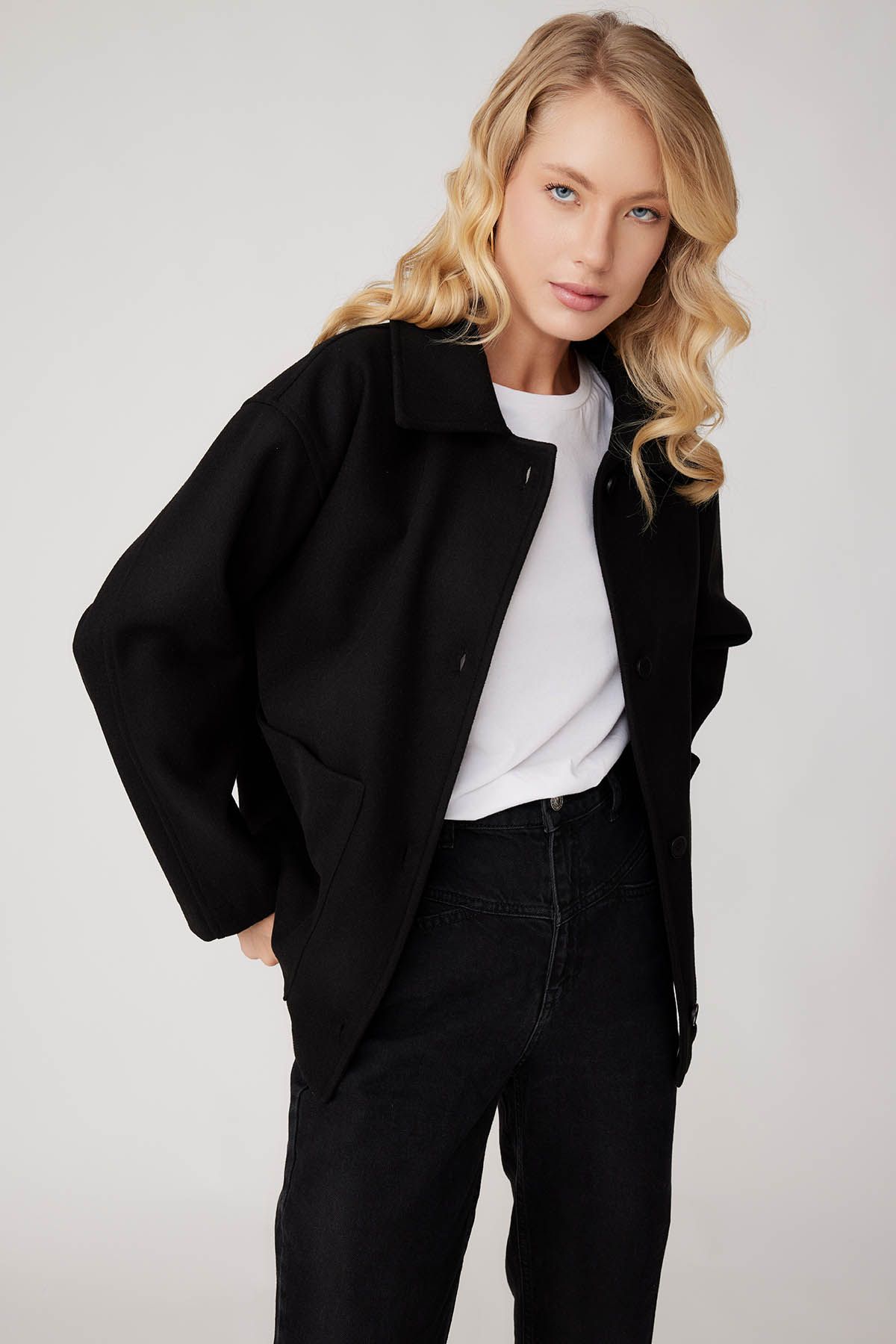 Vitrin-Stamped Jacket with Large Pockets 4