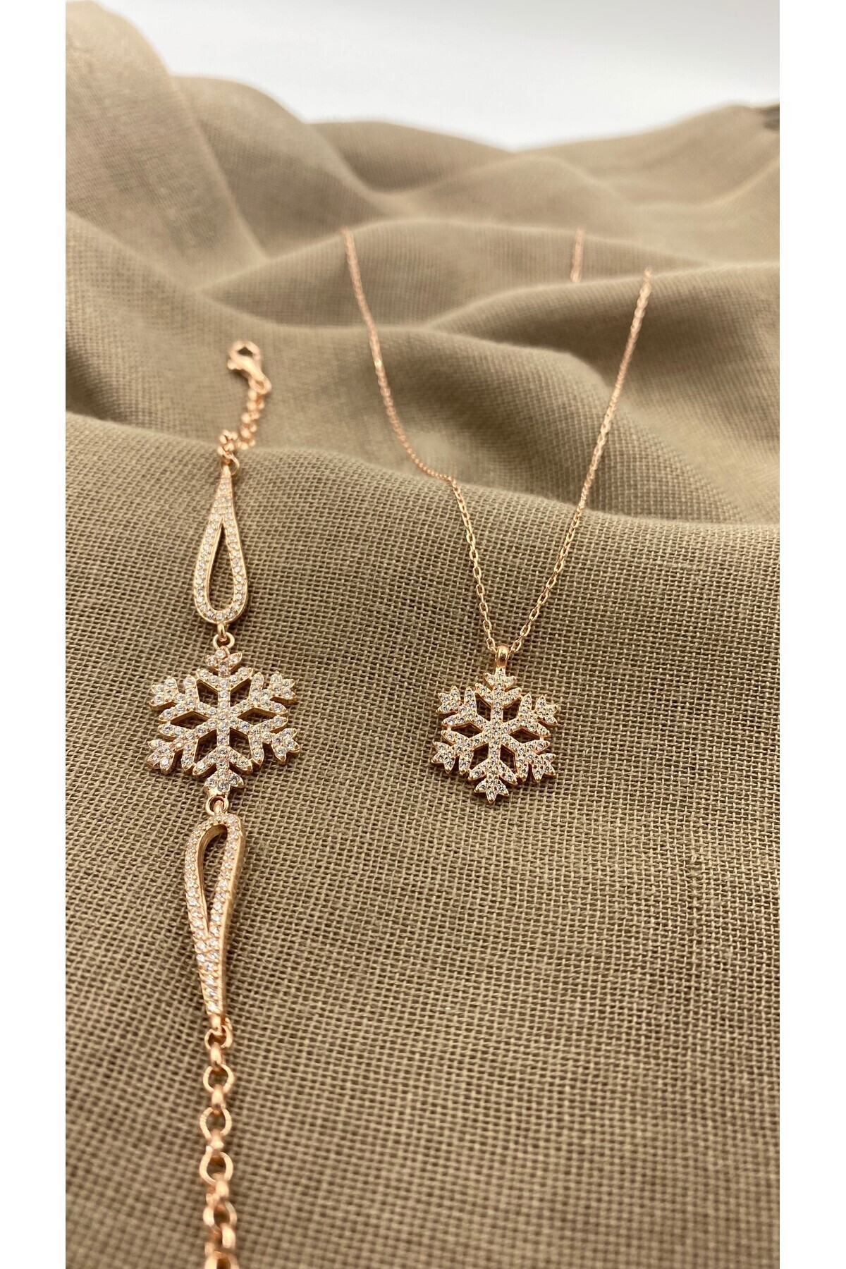 SURA SILVER KAR TANESİ MODEL ZİRKON TAŞ 925 AYAR ROSE GÜMÜŞ SET (KOLYE VE BİLEKLİK)