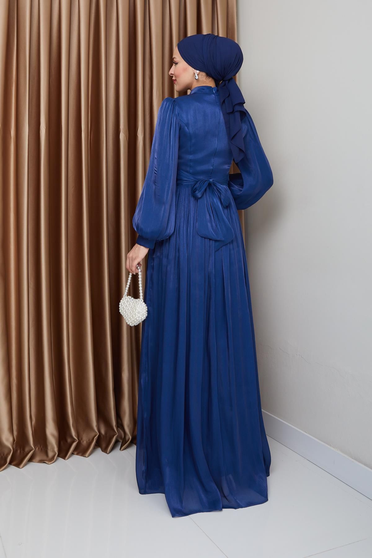 Olcay-Detailliertes Yoryo-Abendkleid aus Seide mit Hijab und Gürtel an der Taille K. INDIGO 1225 7