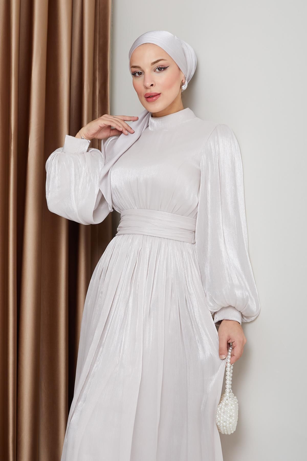 Olcay-Yoryo Silk Hijab Abendkleid mit Taillengürtel und Kordelzug-Detail STONE 1225 3