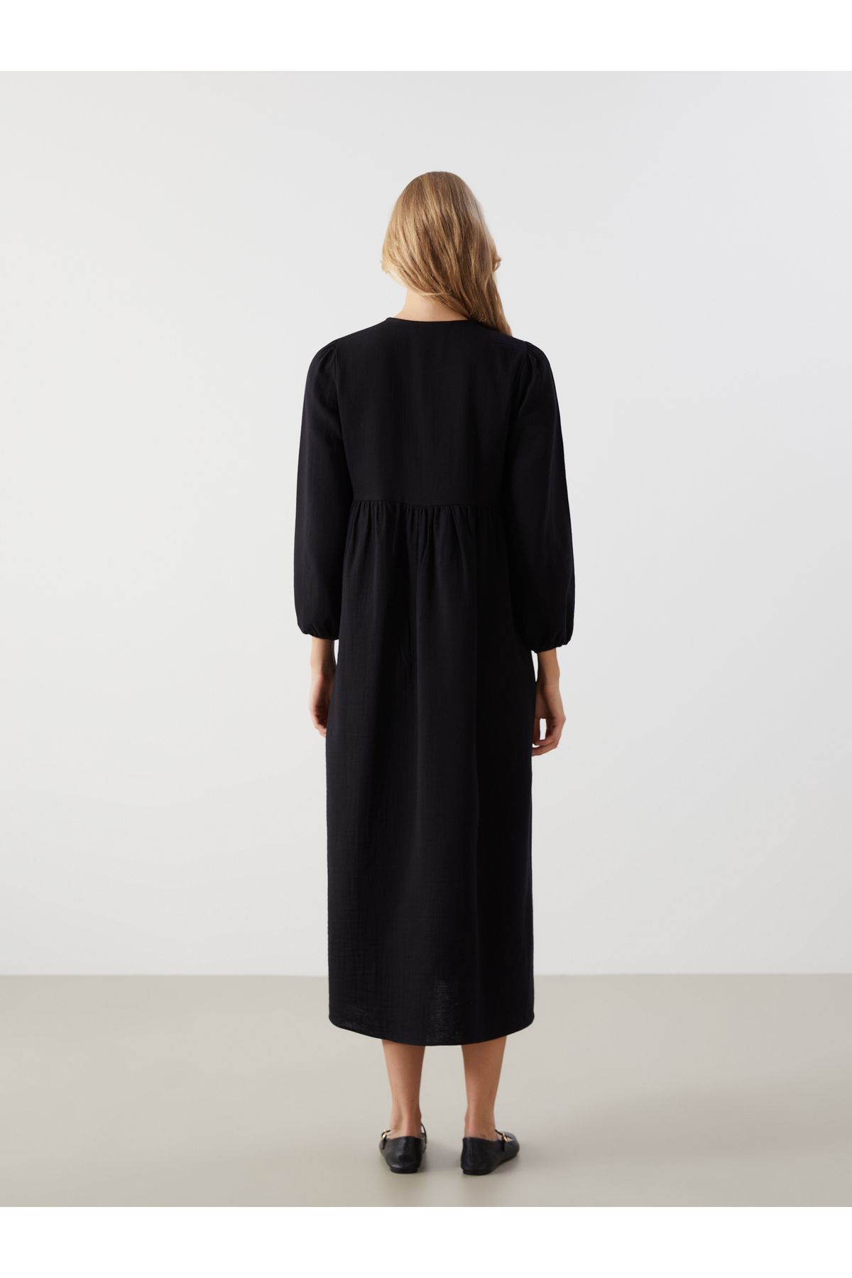LC Waikiki-Damenkleid mit Rundhalsausschnitt 4
