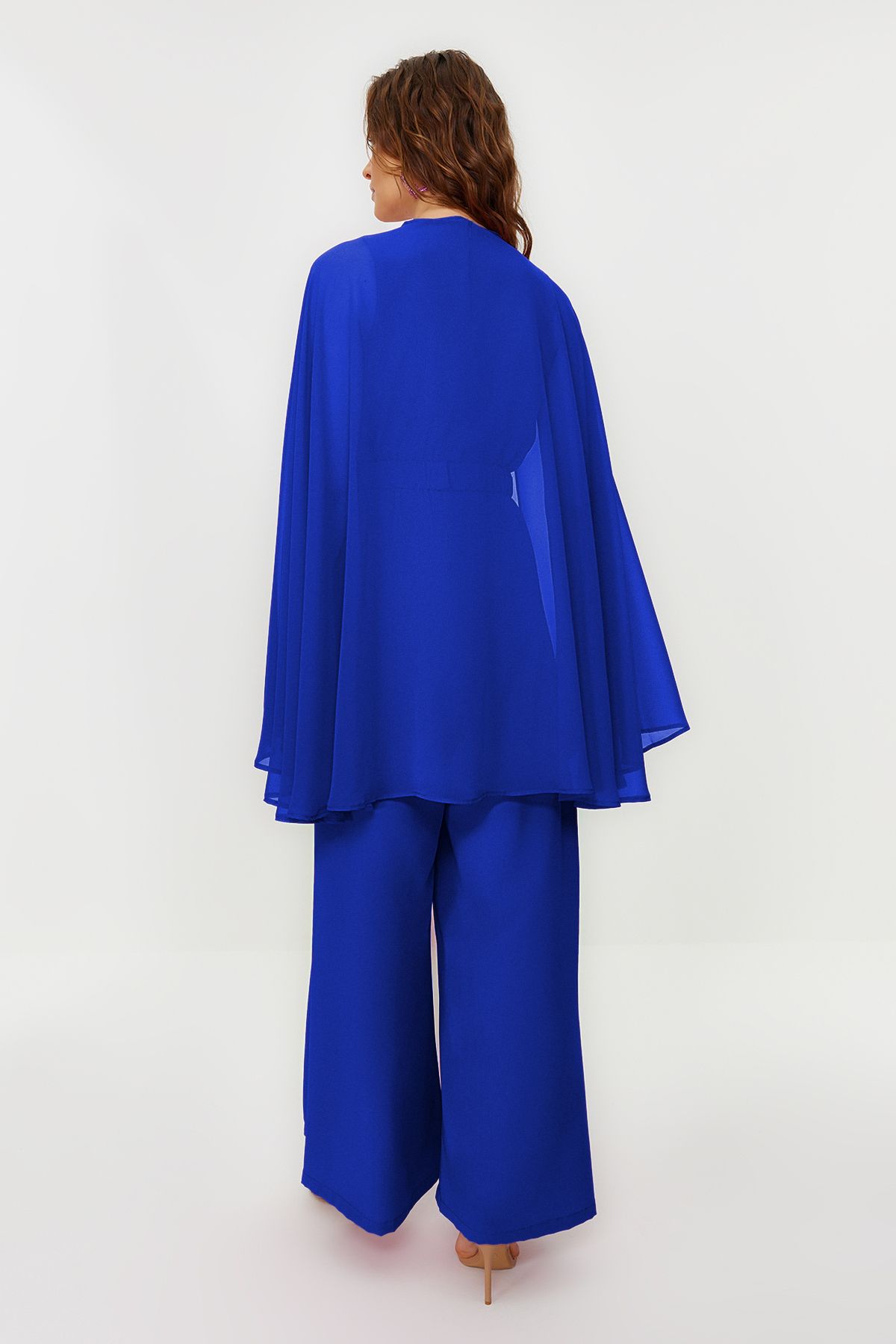 Trendyol Modest-Saks Blumen-Overall aus Chiffon mit Gürtel und Cape-Satin-Abendkleid TCTSS24DB00010 7